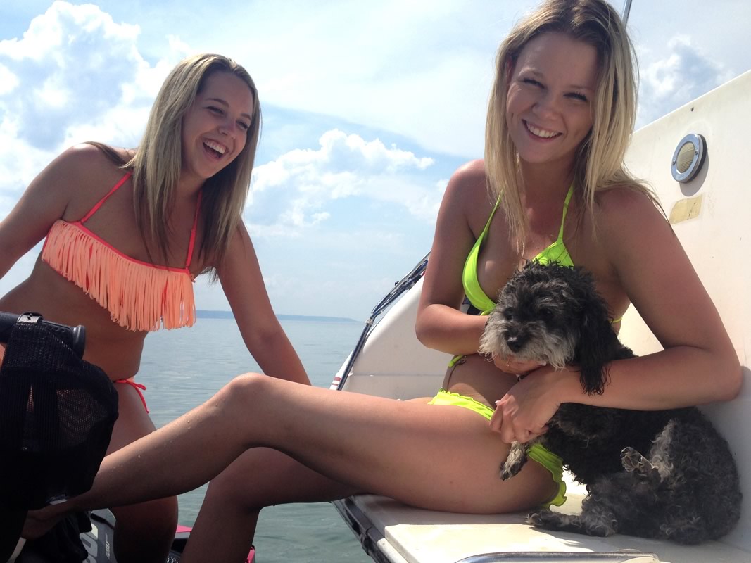 Willie poses patiently with 2 drunk women