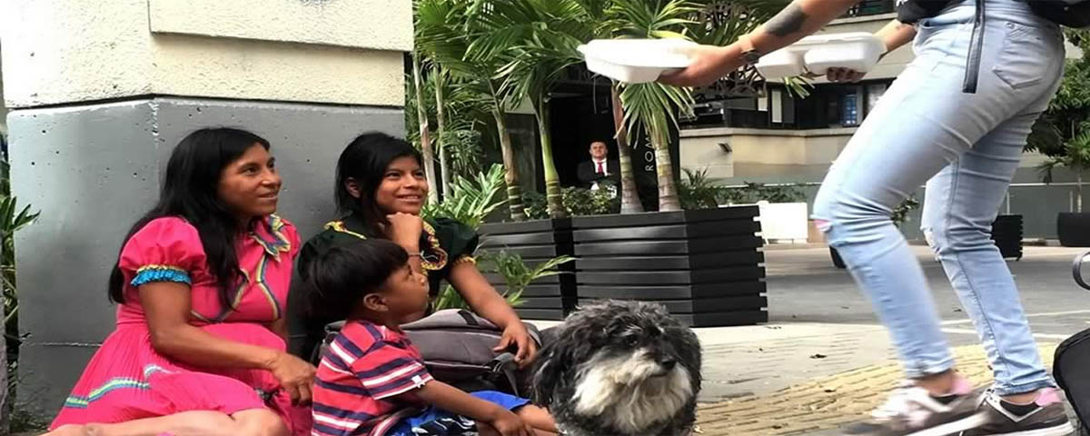 Willie's volunteers give out meals to the hungry in Medellin Colombia