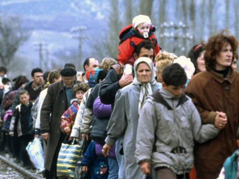 Ukrainians flee to the west